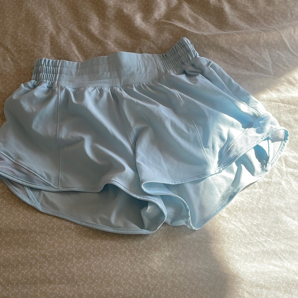 light blue 2.5 inch high rise lululemon hotty hot shorts size 4